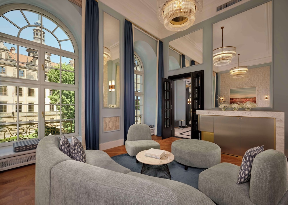 Signature Suite - Photo 9