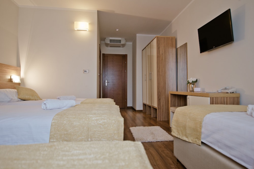 Family Room, City View photo 3