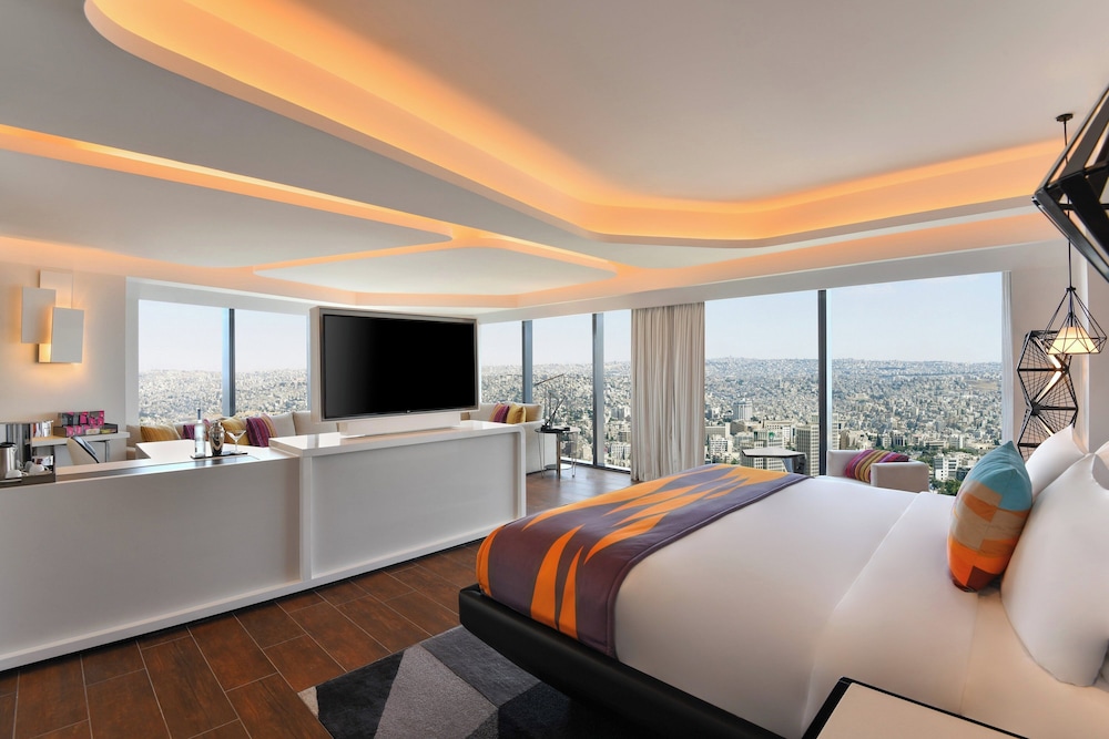 Suite, 1 King Bed, Corner photo 1
