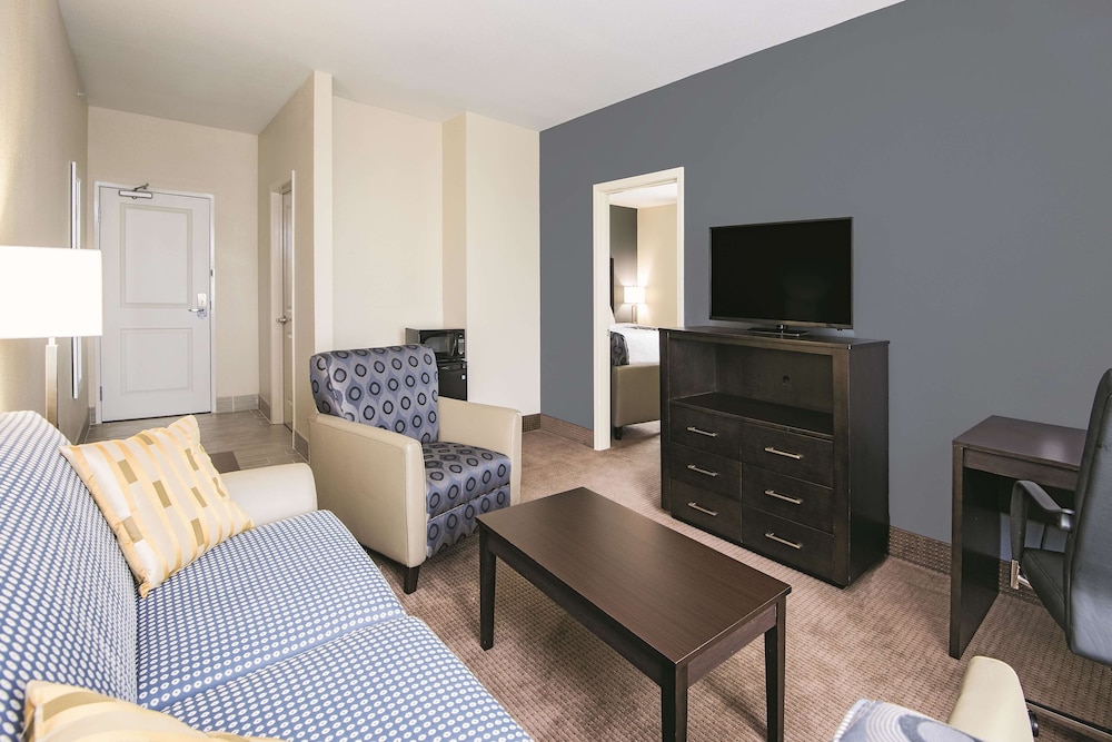Family Suite, 1 King Bed, Accessible, Non Smoking (Mob,Hear,Tub w/Grab Bars,Countryside)
