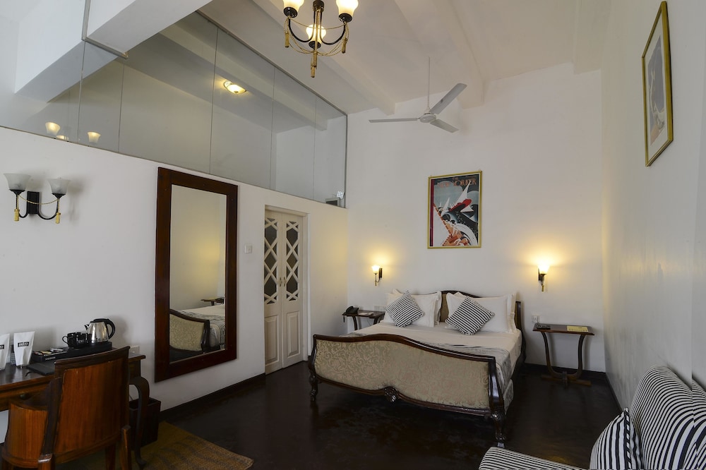 Deluxe Room, 1 King Bed photo 3