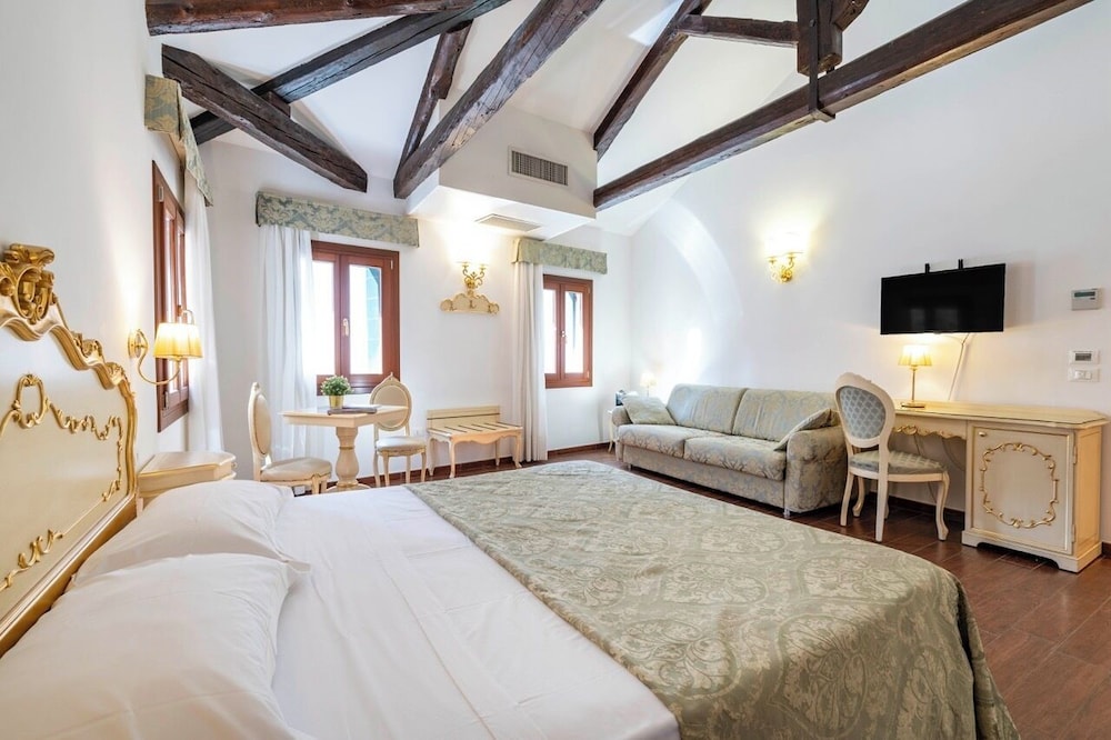 Luxury Apartment, Kitchenette, Canal View photo 2