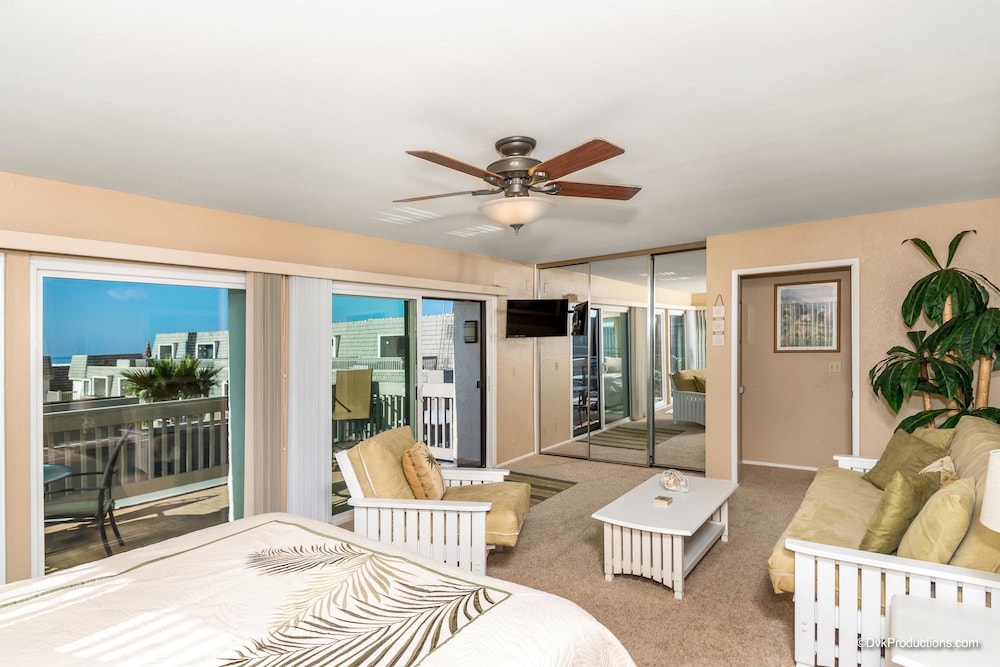 House, Multiple Beds (Pacific Palms) photo 3