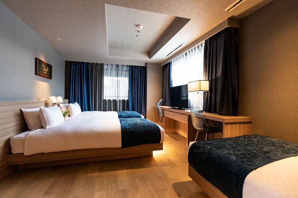 Deluxe Triple Suite