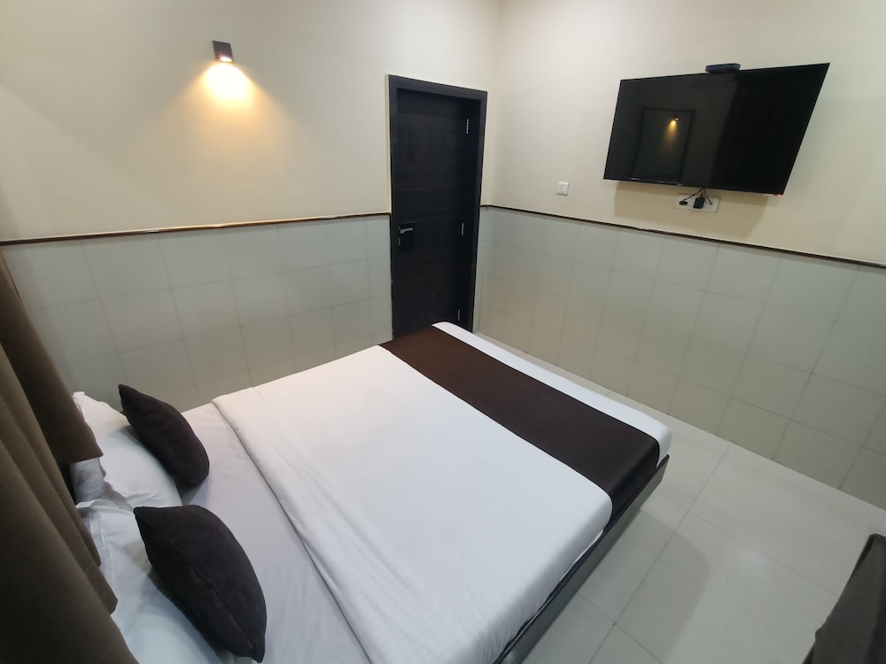 Deluxe Room - Photo 15
