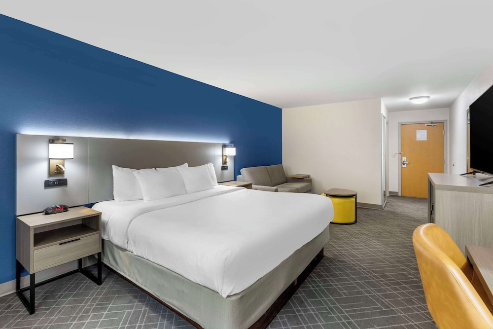 Suite, Multiple Beds, Non Smoking (Efficiency, Upgrade) photo 1