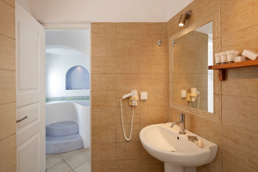 Honeymoon Room - Photo 5