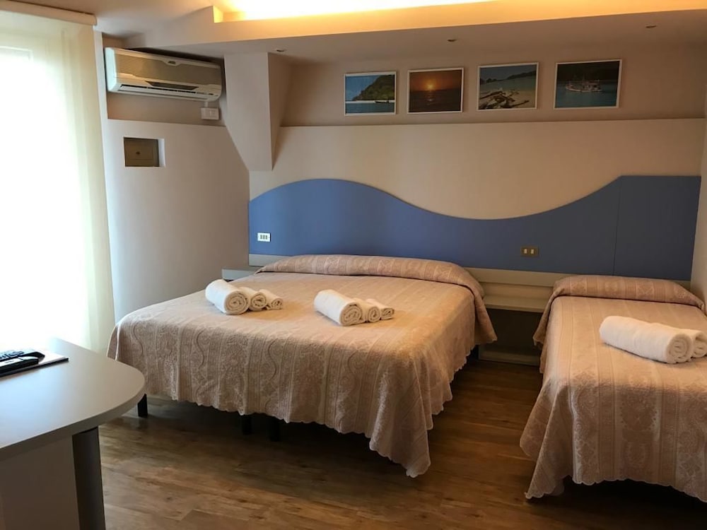 Triple Room, Balcony, Sea View photo 1