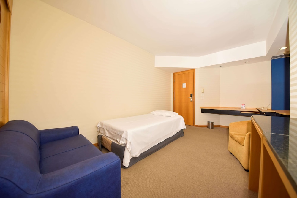 Deluxe Room, Multiple Beds - Photo 7