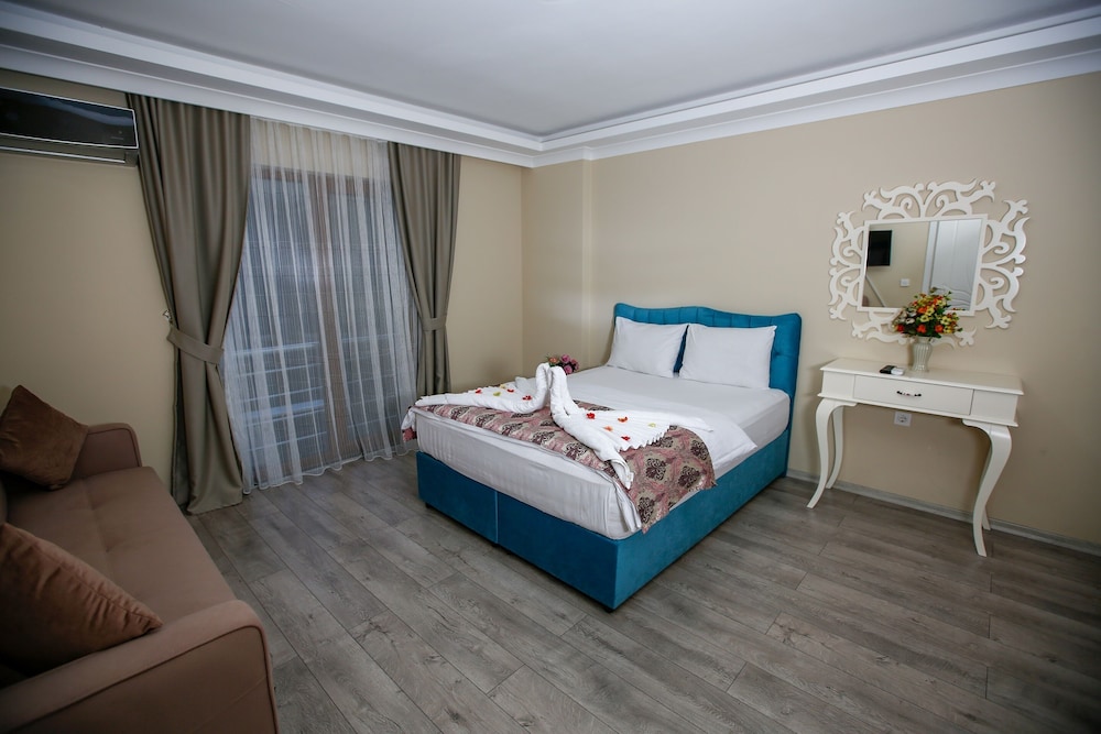 Room, 1 King Bed (Larger Room) - Photo 5