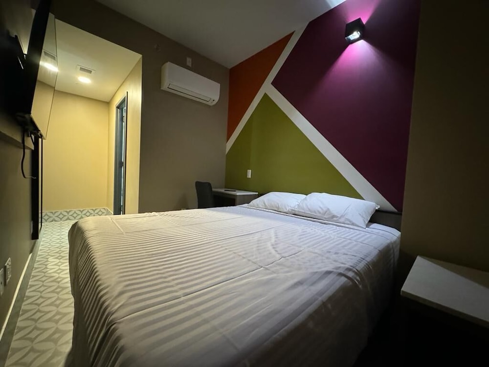 Economy Single Room, 1 Queen Bed, Non Smoking, Private Bathroom, photo 6