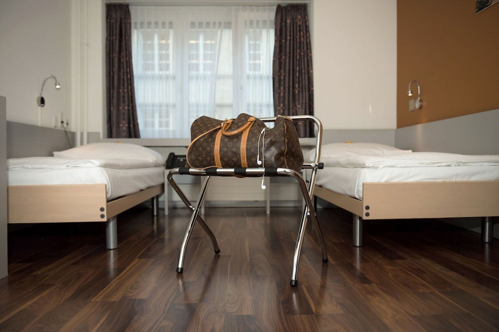 Economy Twin Room - Photo 6