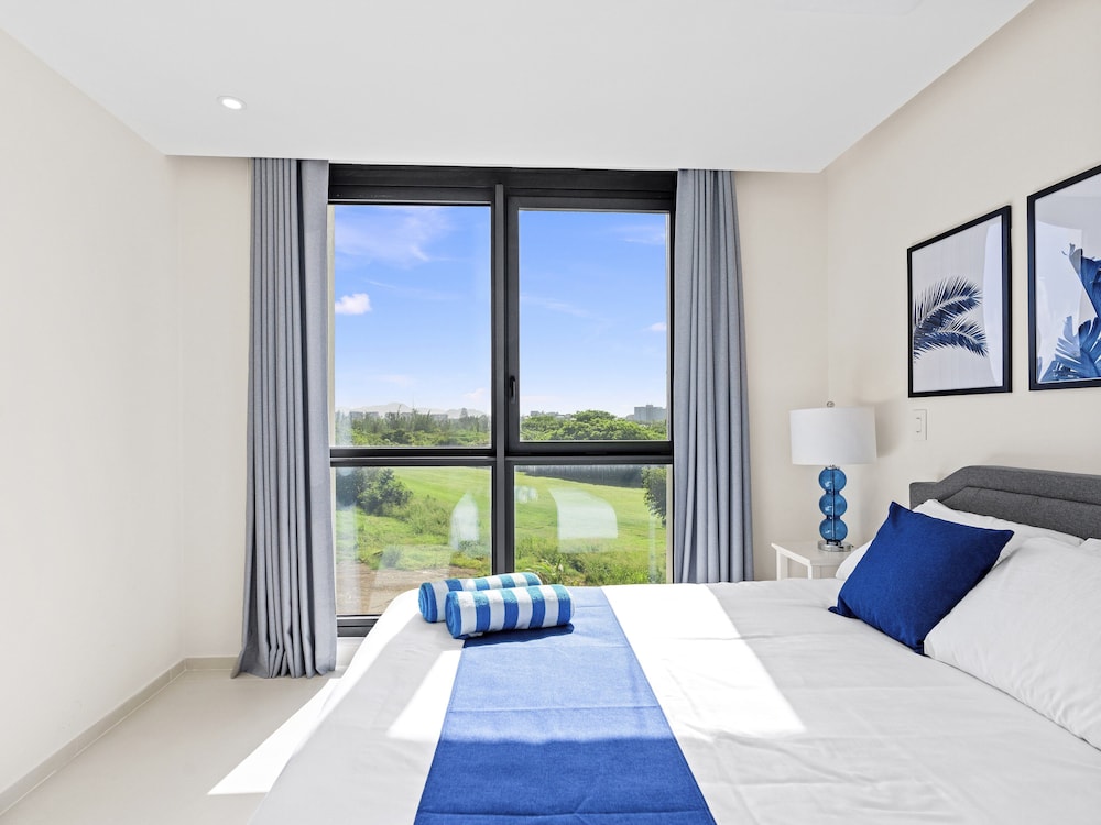Panoramic Apartment, 1 King Bed, Balcony, Beach View