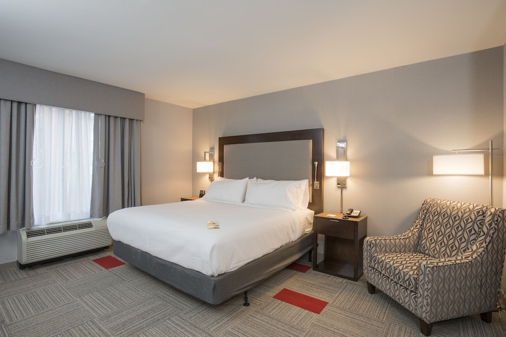 Suite, 1 King Bed, Accessible Bathtub (Communications) photo 3