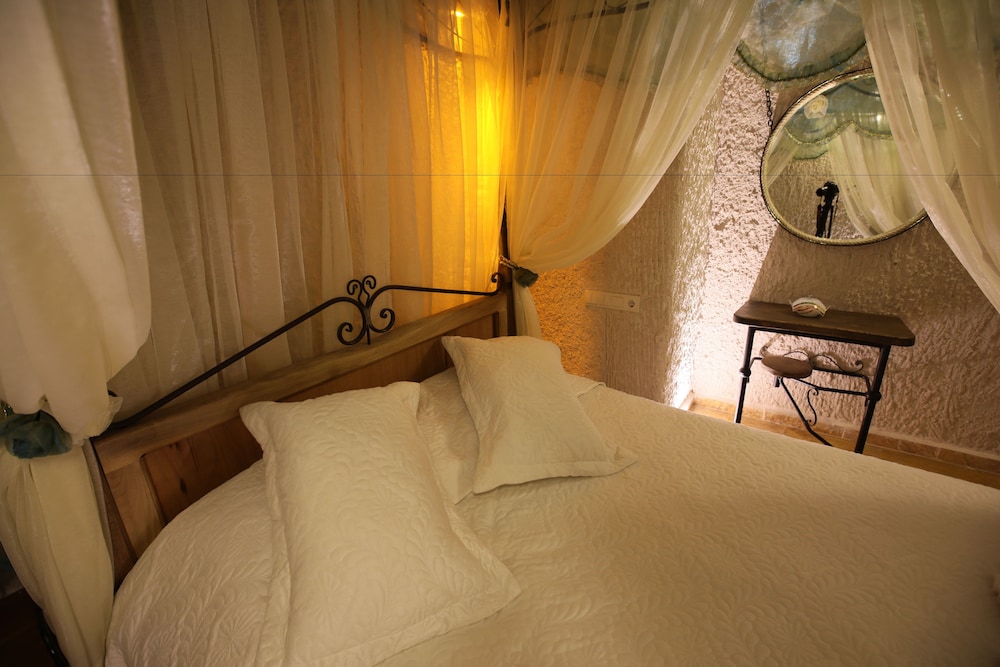 Honeymoon Cave Suit photo 2