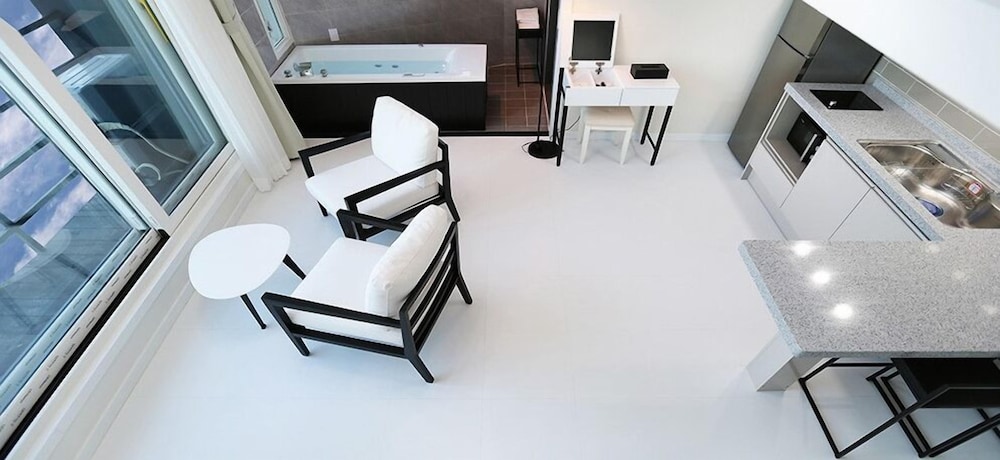 Room (402) photo 3
