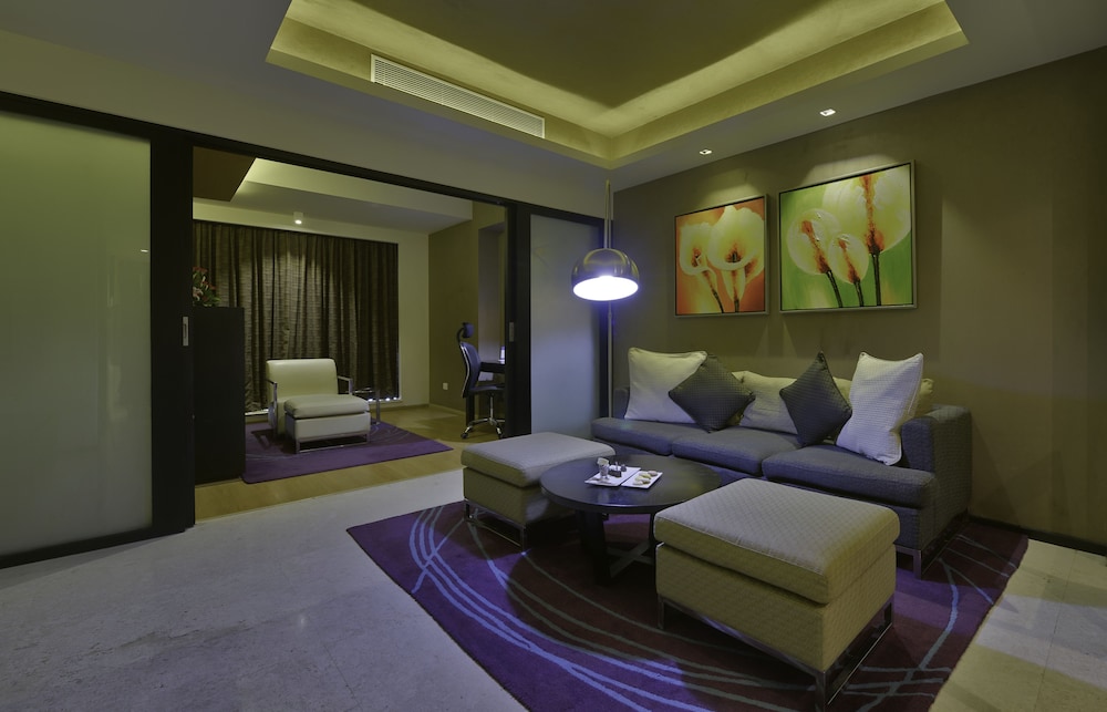 Executive Suite, 2 Twin Beds - Photo 1