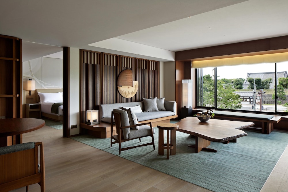 Suite, 1 King Bed - Photo 1