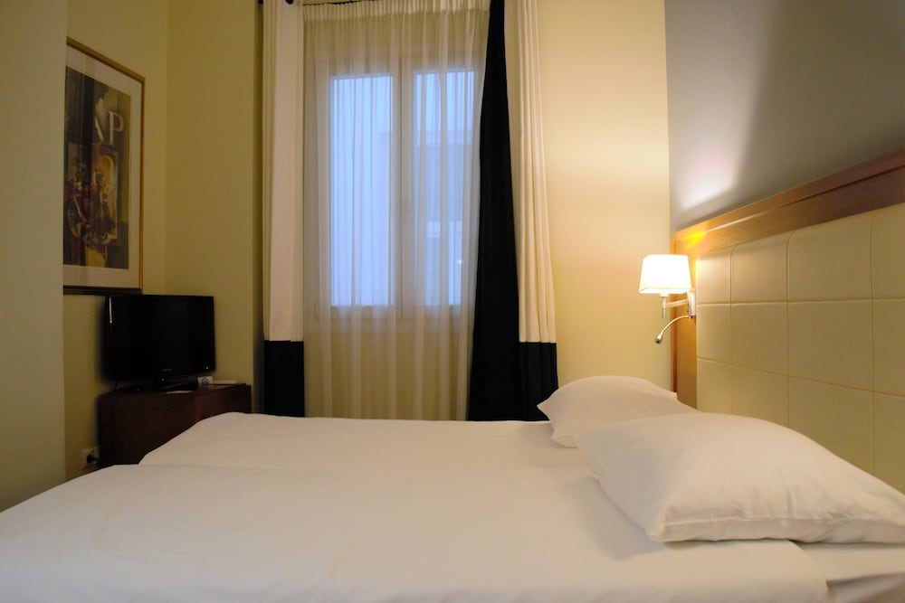 Basic Studio, 2 Twin Beds photo 1