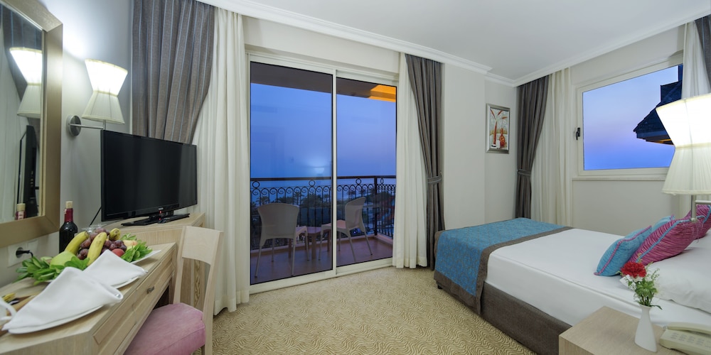 Standard Room, Partial Sea View