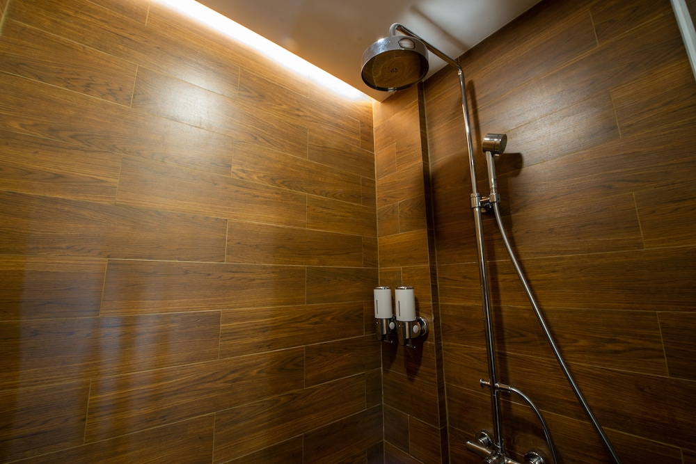 King Room with Private Bathroom - Photo 9