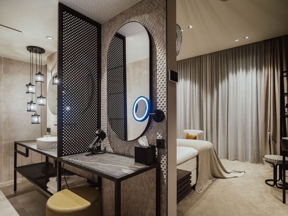 Deluxe Room, 1 King Bed, Balcony - Photo 2