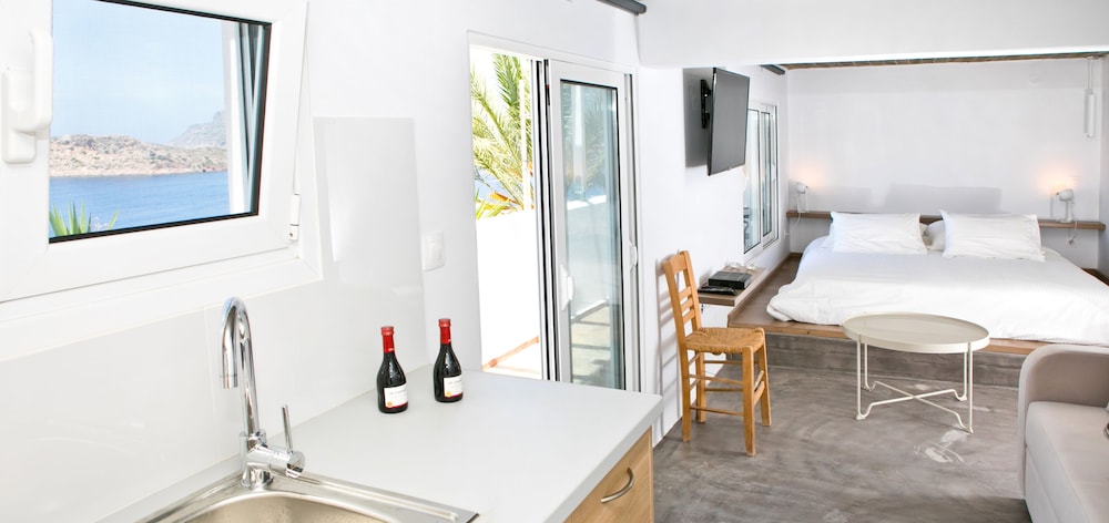 Exclusive Suite, 1 King Bed, Kitchen, Beach View