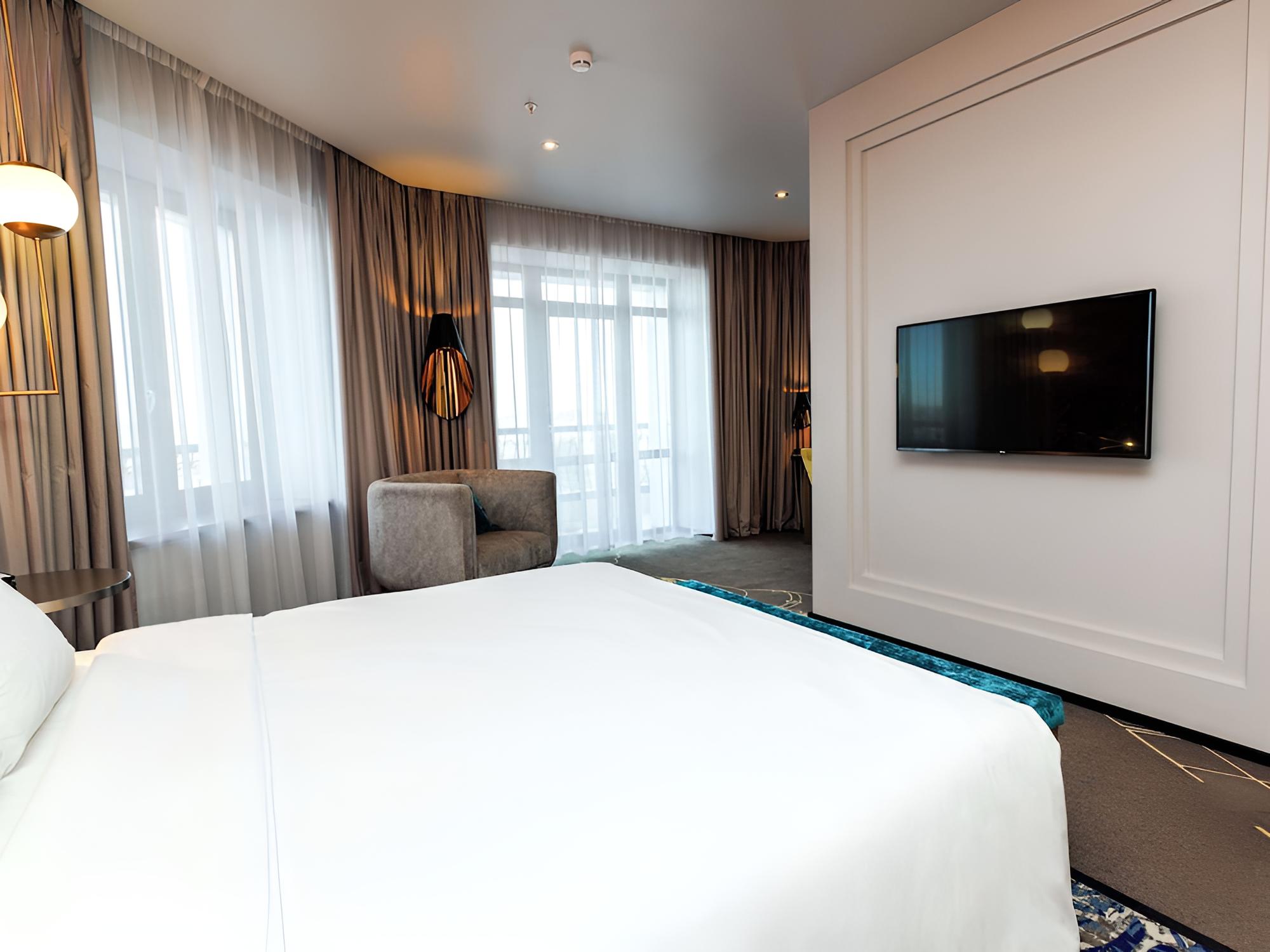 Junior Suite, 1 King Bed with Sofa bed photo 3