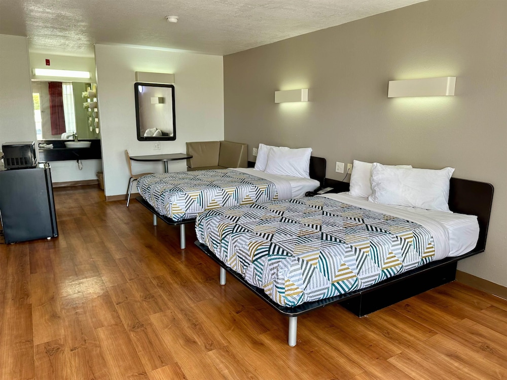 Standard Room, 2 Double Beds, Smoking - Photo 2