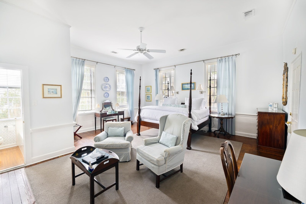 Room 4, King Room