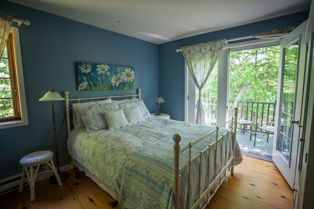 Deluxe Room, 1 Queen Bed, Balcony