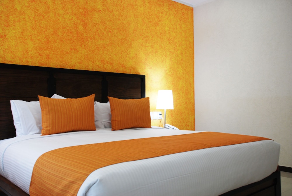 Standard Room, 1 King Bed, Non Smoking - Photo 10
