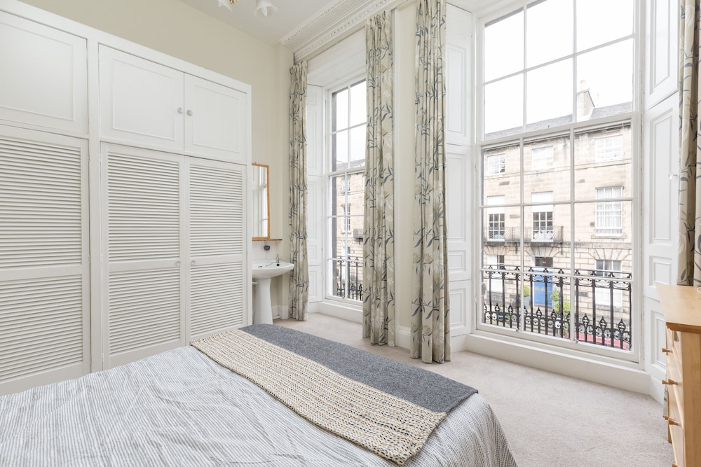 Basic Apartment, Multiple Beds