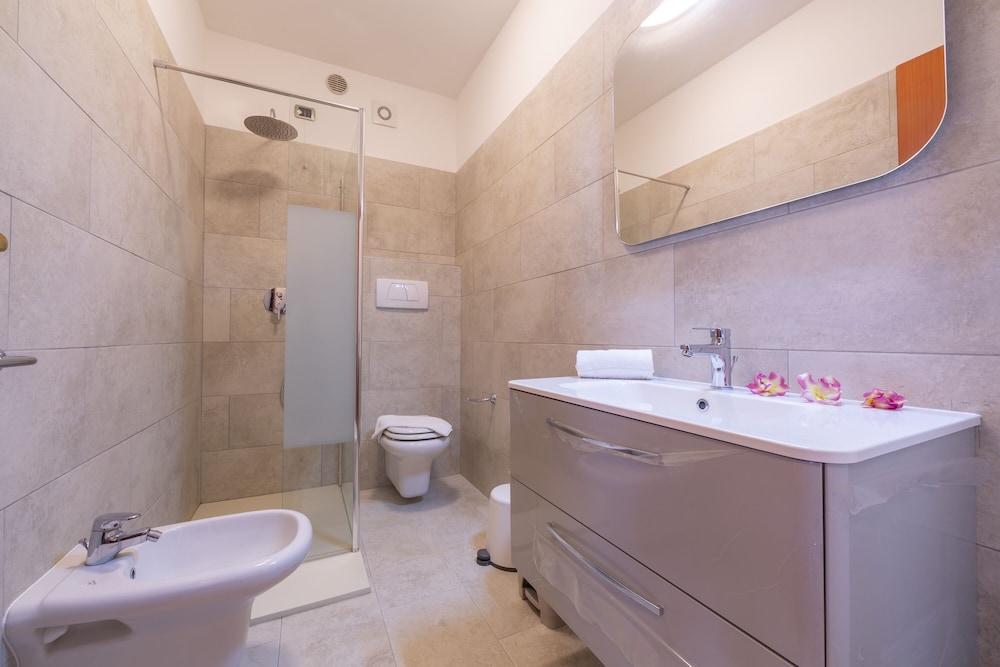 Family Apartment, 3 Bedrooms, Lakeside (Porto Letizia Dalia 1)