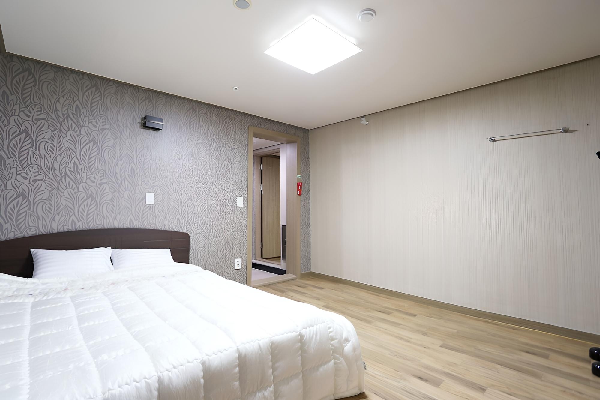 Room (Family Room (Separate Bathroom 2 Quee) - Photo 3
