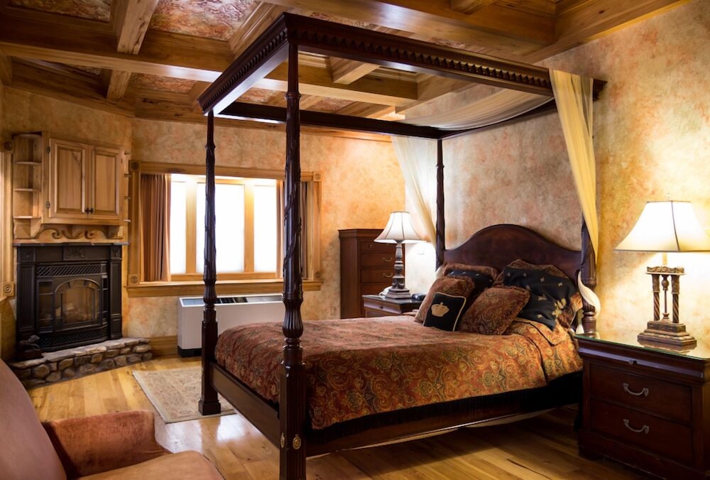 Suite, 1 Queen Bed with Sofa bed (Buchheit) photo 1