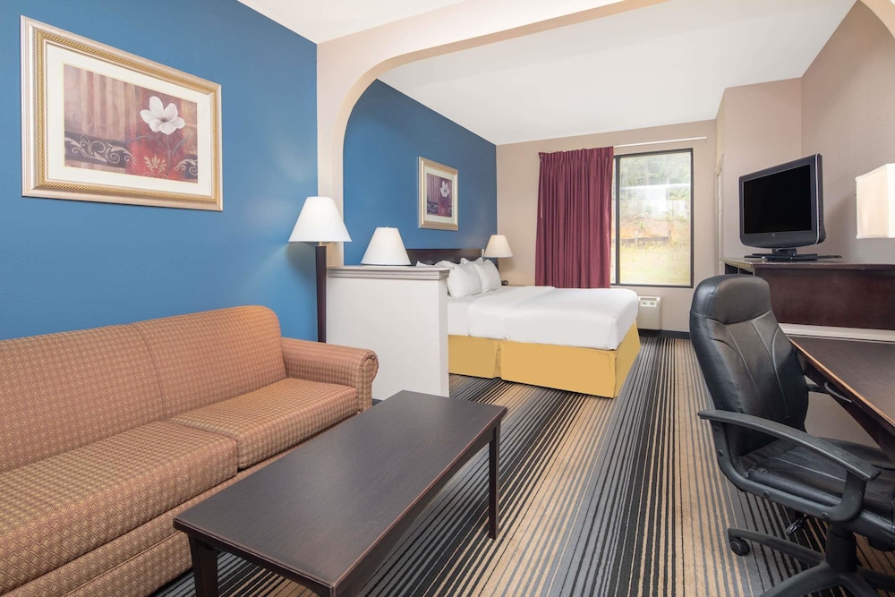 Deluxe Studio Suite, 1 King Bed, Non Smoking - Photo 1