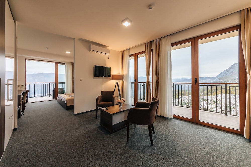 Deluxe Suite, Multiple Beds, Mountain View photo 2