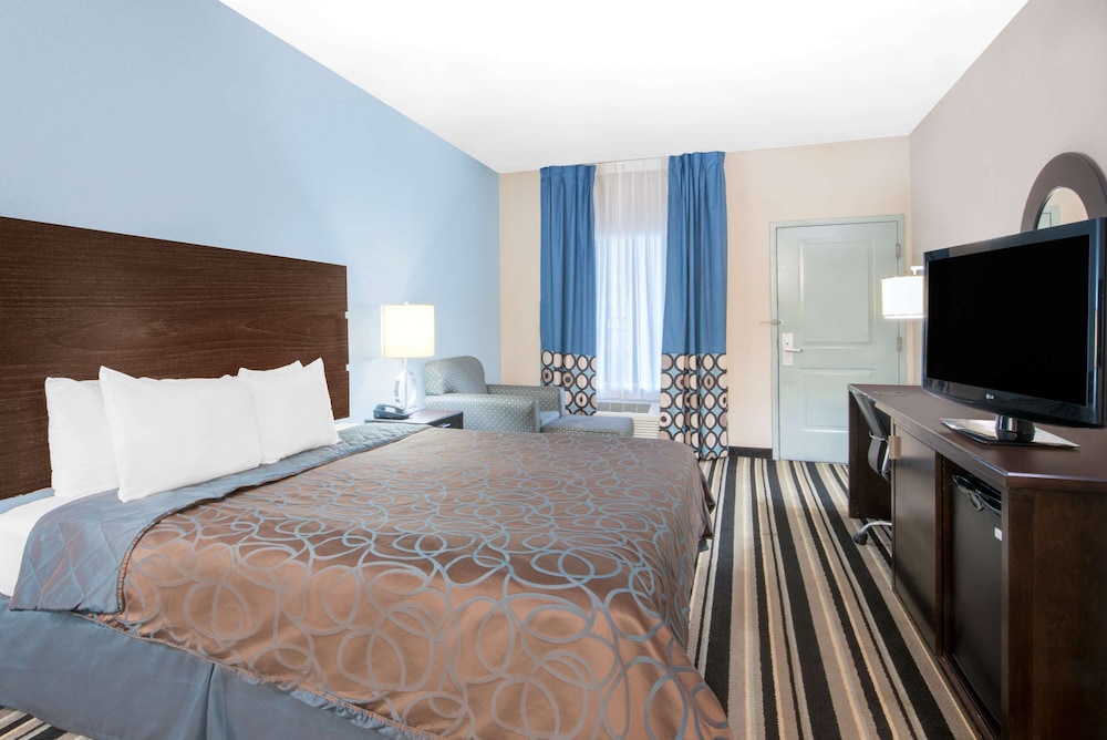 Standard Room, 1 King Bed - Photo 1