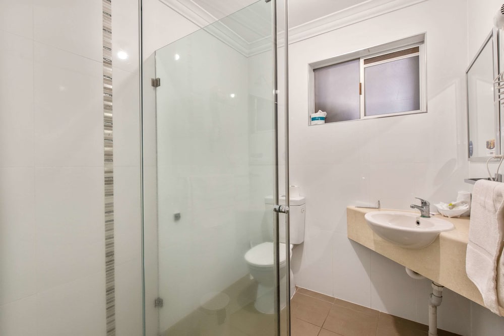 Standard Room (1 Queen Bed, 1 Single Bed) - Photo 2