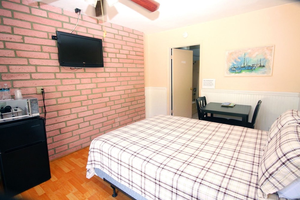 Deluxe Room, 1 Queen Bed photo 1