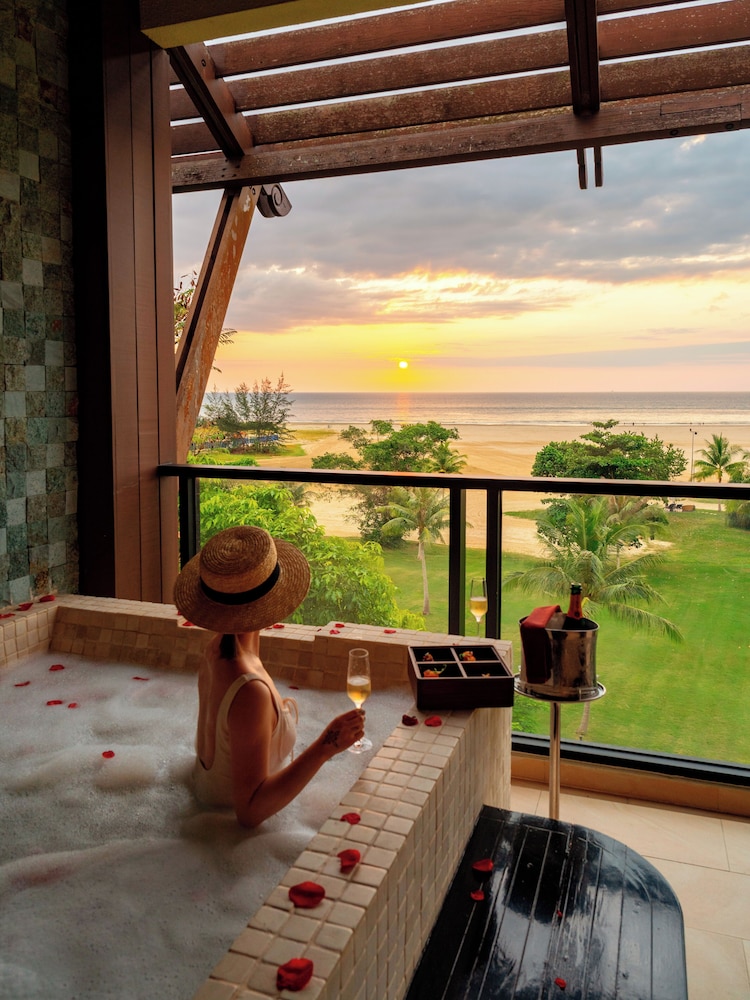 Ocean Junior Garden View Suite (King)