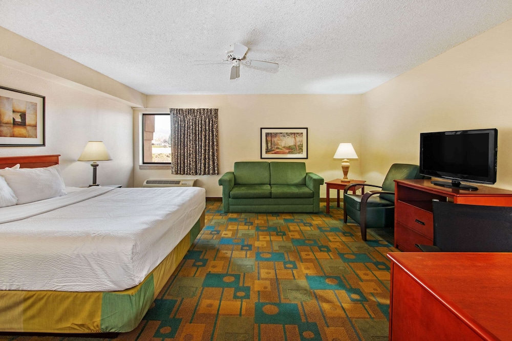 Deluxe Suite, 1 King Bed, Non Smoking - Photo 1