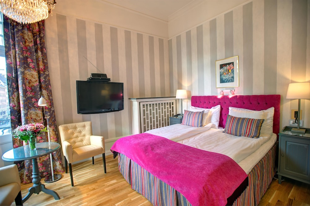 Deluxe Room, 1 Queen Bed, Non Smoking (1 Queen bed or 2 Twin Beds) thumbnail 6