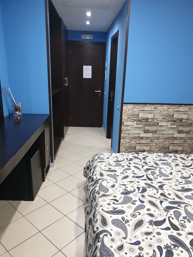 Basic Double Room, 1 King Bed, Ensuite - Photo 5