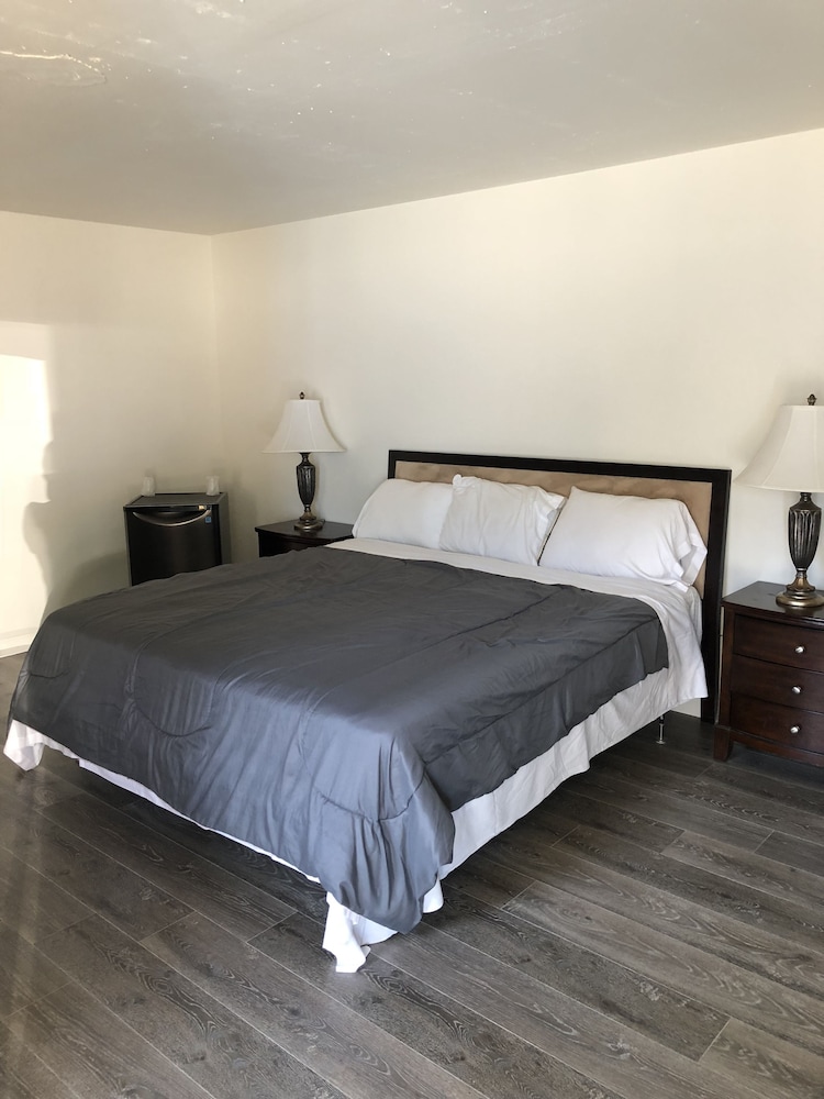 Basic Room, 1 King Bed, City View photo 1