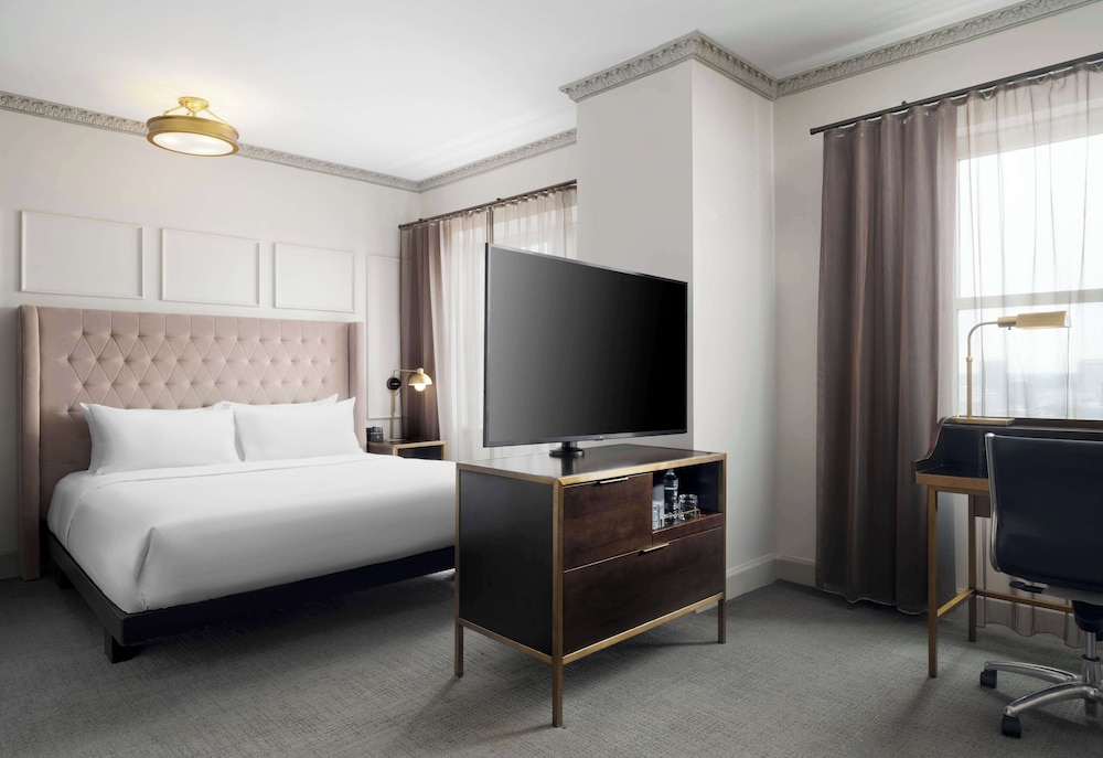 Deluxe Room, 1 King Bed, Accessible - Photo 1
