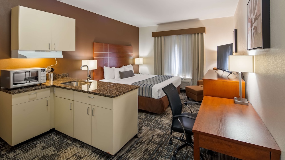 Suite, 1 King Bed, Non Smoking, Kitchen photo 3