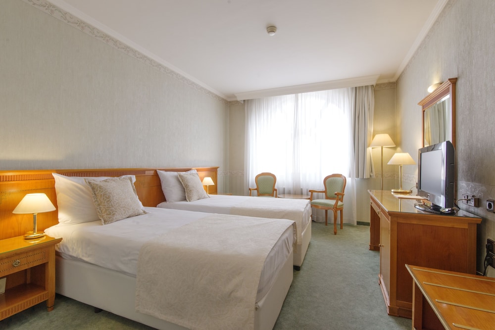 Standard Double or Twin Room - Photo 10