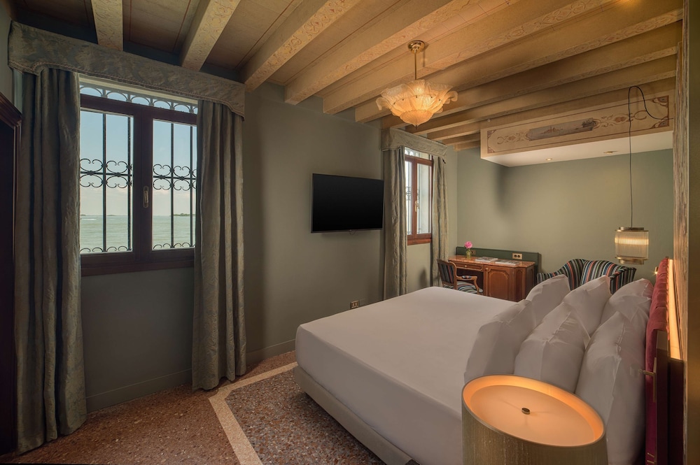Premium Room, Canal View (Extra Bed 3 adults)